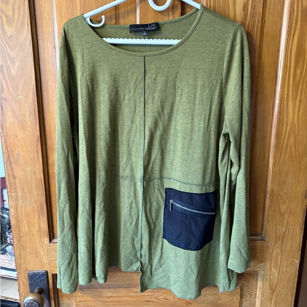 Green Long Sleeve Top with Black Pocket
